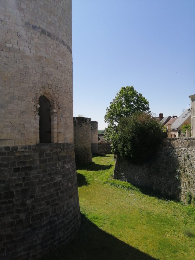 Alignement du donjon, de la tour flanquée et de la tour d'angle avec vue des fossés