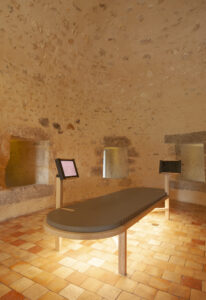 Deux tablettes dans la salle de garde du XIIIeme siècle