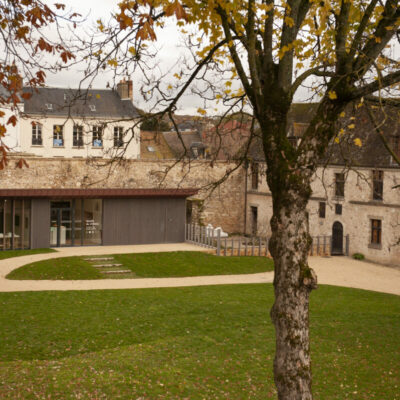 Cour-Musee-Chateau-Dourdan©BookImages Vue sur le bâtiment d'accueil et la maison-musée