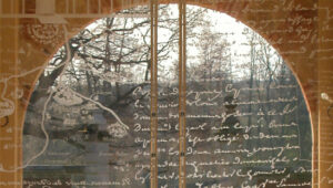Fenêtre décorée d'écriture d'archives