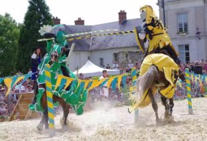 Un chevalier vert et un chevalier jaune sur leurs chevaux luttent au moyen d'une lance : la joute