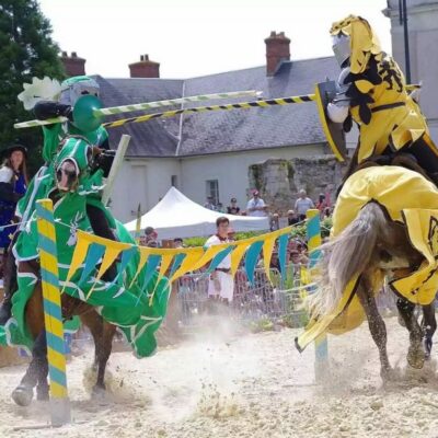 Un chevalier vert et un chevalier jaune sur leurs chevaux luttent au moyen d'une lance : la joute