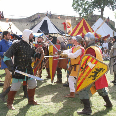 Campement militaire et combats avec la compgagnie Les Sangliers du Ferrain lors de la Fête médiévale de Dourdan